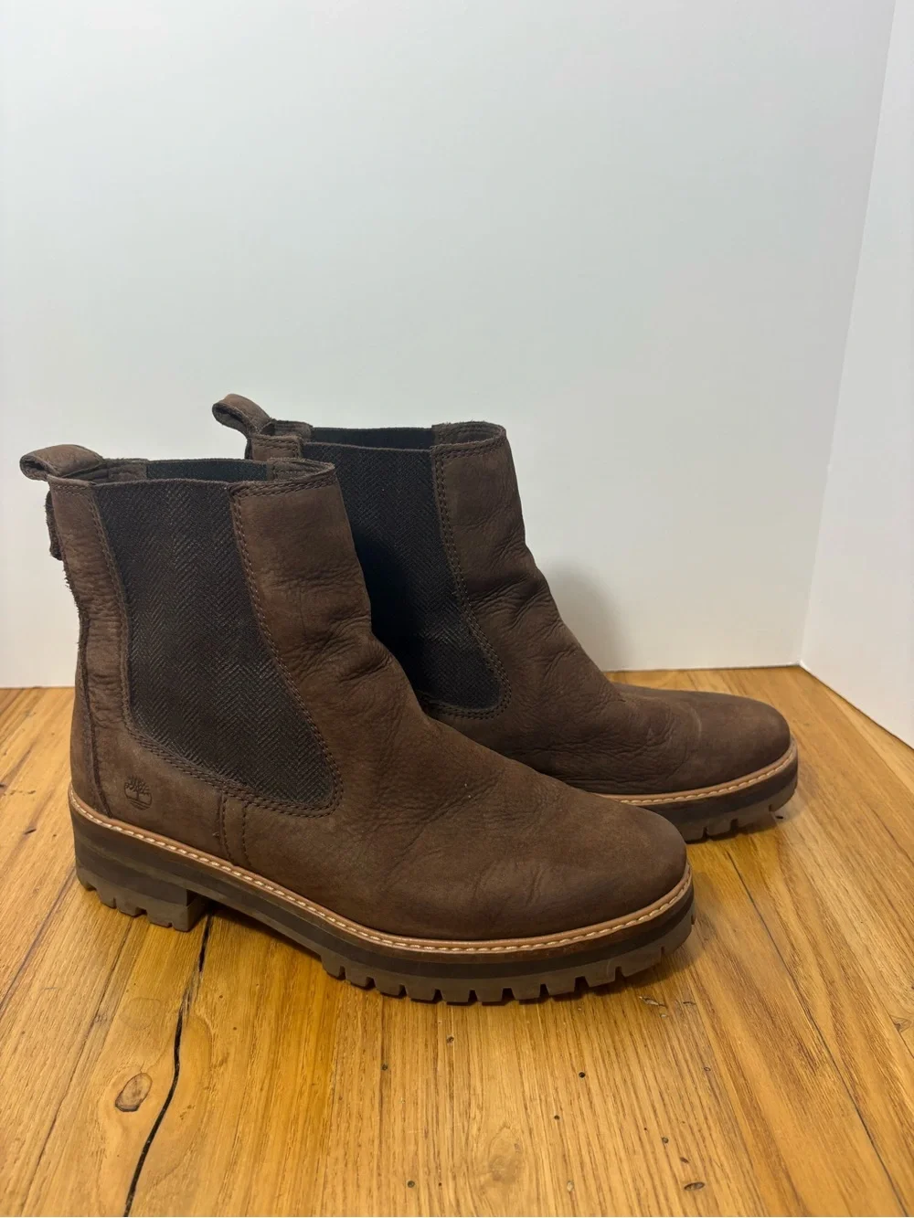 Timberland || Courmayeur Valley Chelsea Boot lug sole, side goring, women, Sz 10